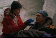 Vertical Limit – Kurz vor dem Gipfel geraten die Bergführer Annie (Robin Tunney, l.) und Tom McLaren (Nicholas Lea, r.) in einen Schneesturm - und stürzen in eine tiefe Gletscherspalte. Nun bleiben dem Rettungsteam lediglich 36 Stunden, bis die Verschütteten an der Höhenkrankheit sterben werden ...