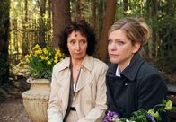 Sturm der Liebe – ARD STURM DER LIEBE FOLGE 1329 Uhr im ERSTEN. Gerda Knappich (Christa Pillmann-Duda, l.) verunsichert Lena (Johanna Bönninghaus, r.) mit ihren Aussagen über André enorm.