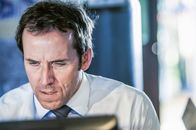 Death in Paradise – Ben MILLER (Richard Poole).