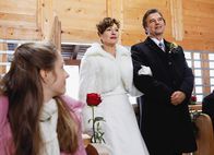 Charlys Comeback – Margit und Dr. Stangl hören endlich die Hochzeitsglocken läuten, l-r: Paula Kroh als Leonie Wiesinger, Charlotte Schwab als Margrit Abderhalden, Ralph Schicha als Dr. Raimund Stangl
