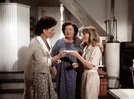 Die Waltons – Corabeth (Ronnie Claire Edwards, l.) bringt Rose (Peggy Rea, M.) und Cindy (Leslie Winston, r.) den Antwortbrief auf Cindys Suchanzeige in der Zeitung.