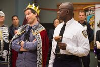 Brooklyn Nine-Nine – (v.li.) Andy Samberg (Jake Peralta), André Braugher (Ray Holt).