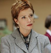 Navy CIS – Während eines Empfangs, zu dem hochkarätige Gäste, unter anderem auch die Chefin des NCIS, Jenny Shepard (Lauren Holly), eingeladen sind, stürzt ein Mann aus dem sechsten Stock des Hotels in die Lobby und stirbt ...