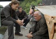 Tatort – hr-fernsehen TATORT, Hart an der Grenze, Fernsehfilm, Deutschland 2008, Regie: Elmar Fischer Uhr. Lannert (Richy Müller, links) und Bootz (Felix Klare, Mitte) wollen von dem Penner Böhm (Christian Grashof, rechts) alles wissen, was er bei der Bergung der Leiche gesehen hat.