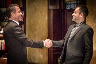 Elementary – Kampfhähne: Sherlock Holmes (Jonny Lee Miller, r.) und Gareth Lestrade (Sean Pertwee, l.) werden vom NYPD gezwungen, gemeinsam zu ermitteln. Konkurrenz belebt ja bekanntlich das Geschäft ...