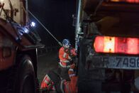 Ice Road Rescue - Extremrettung in Norwegen – ORKANGER, NORWAY - Erik setting up the wire. 