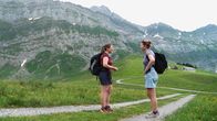 Einstein – Moderatorin Kathrin Hönegger (r.) im Gespräch mit Geologin Livia Manser (l.) im Alpsteingebiet/Säntis/Schwägalp