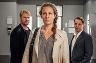 Der Bergdoktor – Die umjubelte Sängerin Katharina Selig (Alessija Lause, M.) wird bald taub sein, doch zuvor wird sie ein letztes Konzert geben. Robert Selig (Kai Scheve, l.) und Lenni Rödel (Arndt Schwering-Sohnrey, r.) bewundern ihren Mut.