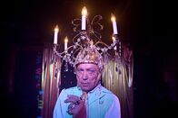 Swan Song – Swan Song Bühnen-Show: Udo Kier als Pat Pitsenbarger Copyright: SRF/Ascot Entertainment Group