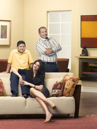 Modern Family – (v.li.) Manny (Rico Rodriguez), Gloria (Sofia Vergara) und Jay (Ed O'Neill)