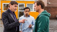Der Lehrer – Stefan Vollmer (Hendrik Duryn, r.) vermittelt Mehmet (Zejhun Demirov) einen Job bei Gebrauchtwagenhändler Afgan Ristic (Mark Zak, l.).