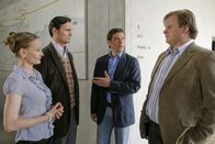 Die Rosenheim-Cops – Christian Lind und Tobias Hartl befragen das Ehepaar Herrmann und Eleonore Trautwein nach dem Mord im Museum. (v.l.n.r.: Ditte Schupp, Otto Strecker, Tom Mikulla, Michael A.Grimm)