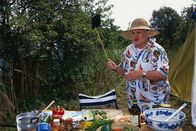 Löwenzahn Classics – Peters Tante Klara (Evelyn Meyka) hat schreckliche Angst vor Libellen. Sie versucht hartnäckig sie zu vertreiben.
