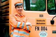 Arme Millionäre – Fritz (Ludger Pistor) ist froh über seinen Job bei der Müllabfuhr.