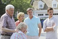 Desperate Housewives – Karen McCluskey (Kathryn Joosten, 2.v.l.) und ihr neuer Lebensgefährte Roy Handler (Orson Bean, l.) finden die bewusstlose Julie. Während die junge Frau ins Krankenhaus gebracht wird, rätseln Lynette (Felicity Huffman, M.), Tom (Doug Savant, 2.v.r.) und Porter (Charlie Carver, r.), wer Julie überfallen haben könnte ...