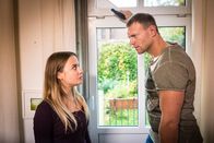 Notruf Hafenkante – Jenny (Cosima Lehninger, l.) und Bruno (Jorres Risse, r.) wissen nicht, wie sie Zlatan das Kokain besorgen sollen, das sie ihm schulden.