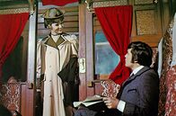 Mörder GmbH – Sonya Winter (Diana Rigg) ist dem Inhaber der Mörder GmbH, Iwan Dragomiloff (Oliver Reed), dessen Ermordung sie in Auftrag gegeben hat, stets auf den Fersen.