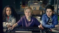 Trio – Nora (Naomi Hasselberg Thorsrud) will ins Sportcamp einbrechen, um die Steinplatten zurück zu holen.