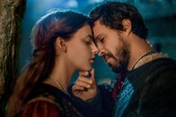 The Spanish Princess – Rosa de Vargas (Nadia Parkes, l.); Edward Stafford, Duke of Buckingham (Olly Rix, r.)
