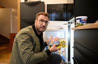 Hausnummer Lecker – Sören Anders schaut sich erstmal im Kühlschrank um.