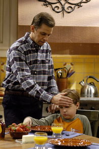 Two and a Half Men – Alan (Jon Cryer, l.) organisiert für seinen Sohn Jake (Angust T. Jones, r.) einen Tag in Disneyland, um ihm die Trennung von seiner Mutter schmackhaft zu machen, doch dann kommt alles ganz anders ...