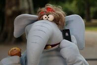 Ein Fall für die Erdmännchen – Elfie Fant ruft bei den Erdmännchen an.