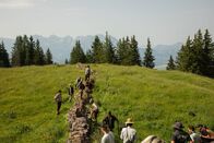 Mythos Kitzbühel - Die Hahnenkammbahn – "Baustelle" am Hahnenkamm mit Blick auf Wilden Kaiser.