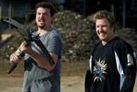 30 Minuten oder weniger – Die beiden Möchtegern-Gangster Dwayne (Danny McBride, l.) und Travis (Nick Swardson, r.) planen, Dwaynes wohlhabenden Vater umzubringen, um an die dicke Erbschaft zu gelangen. Doch zunächst müssen sie Geld beschaffen, um den Auftragskiller bezahlen zu können. Da kommt ihnen eine böse Idee ...