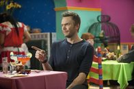 Community – Nachdem Jeff (Joel McHale) von drei deutschen Austauschstudenten beim Kickern herausgefordert wird, bittet er Shirley, ihn zu trainieren ...