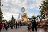 Malcolm mittendrin – Der riesige Buddha im Wat PhraThat Doi Kham, einem Tempel in den Ausläufern oberhalb von Chiang Mai.