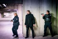 Notruf Hafenkante – Im letzten Moment kann Tarik (Serhat Cokgezen, r.) den Angriff des Wachmanns (Marc Dresander, M.) auf seine Kollegin (Janette Rauch, l.) verhindern.