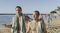Hawaii Five-0 – Damit haben müssen Steve (Alex O'Loughlin, l.) und Danny (Scott Caan, r.) nicht gerechnet. Ihre Freundinnen hatten die gleiche Idee und somit müssen sie den Valentinstag zusammen verbringen ...