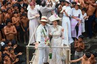 Fitzcarraldo – Mit Hilfe der Bordellbesitzerin Molly (Claudia Cardinale) kauft Fitzcarraldo (Klaus Kinski) einen alten Dampfer und veranstaltet mit den größten Hoffnungen auf Erfolg eine Schiffstaufe.