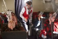 Mayday - Alarm im Cockpit – Die Flugbegleiter an Bord von Reeve Aleutian Airways Flug 8 müssen einen plötzlichen Notfall bewältigen, als die Lockheed Elektra eine schnelle Dekompression erfährt, nachdem sich ein Propeller des Flugzeugs gelöst und ein klaffendes Loch in den Rumpf der Lockheed Elektra Passagiermaschine gerissen hat. Die Flugbegleiter müssen zunächst sicherstellen, dass die Passagiere mit Sauerstoff versorgt werden, während die Piloten versuchen, das Flugzeug auf eine niedrigere Höhe zu bringen.