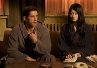 Ninja - Revenge Will Rise – Geraten ins Visier eines rachsüchtigen Jugendfreundes und seiner Killerarmee: Namiko (Mika Hijii, r.) und Casey (Scott Adkins, l.) ...