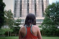 Der Badeanzug – An einem Sommertag bekommt Noa (Lara Cocron) einen Badeanzug geschenkt, der Noas Blick auf sich und die Welt unwiderruflich verändert.
