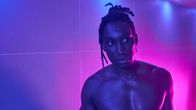 Femme – In einer Schwulensauna trifft Jules (Nathan Stewart-Jarrett) unerwartet Preston wieder, der ihn wenige Monate zuvor brutal und aus homophoben Gründen zusammengeschlagen hat.