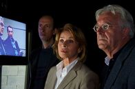 Unter Verdacht – Langner (Rudolf Krause, li.), Prohacek (Senta Berger) und Dr. Reiter (Gerd Anthoff) sind fassungslos angesichts der skrupellosen Spekulationen mit dem Wasser.