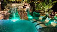 Die Beckenbauer - Pools der Superlative – Jennifer Helling und Kirby Huestis verbringen die Ferien mit ihren Kindern gerne in Mexiko. Deshalb bauen Lucas Congdon und sein Team in Venice, Florida, eine Badelandschaft, in der sich die Patchworkfamilie das ganze Jahr über wie im Urlaub fühlt. Wandmalereien und Mosaike greifen das Südamerikathema auf. Außerdem gibt es in der neuen Wohlfühloase einen Wasserfall, eine Feuerstelle und einen Koiteich. Dort haben bis zu 40 Fische Platz. Die tropischen Pflanzen in der Anlage werden zudem alle automatisch bewässert.