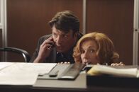Castle – Eigentlich wollte Martha Rodgers (Susan Sullivan, r.) nur zur Bank, um ein Darlehen aufzunehmen, doch ehe sie sich versieht befinden sich sie und ihr Sohn (Nathan Fillion, l.) Mitten in einem Banküberfall ...