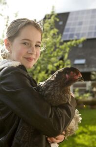 Tiere bis unters Dach – ARD/SWR TIERE BIS UNTERS DACH, II. Staffel mit 13 neuen Folgen, Regie: Jörg Grünler, Buch: Sebastian Andrae. Greta (Enya Elstner) schließt jedes Tier in ihr großes Herz.