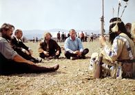 Winnetou I – Bill Jones (Walter Barnes, l.), Bancroft (Branko Spoljar, 2.v.l.), Sam Hawkens (Ralf Wolter, M.), Old Shatterhand (Lex Barker, 2.v.r.) und Winnetou (Pierre Brice, r.) beratschlagen sich.
