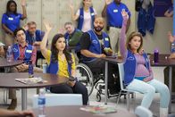 Superstore – v.l.n.r. Ben Feldman, America Ferrera, Colton Dunn, Nicole Bloom) teilen möchte? Immerhin haben Jonah und Garrett einen Mann tot in der Möbelabteilung aufgefunden ...