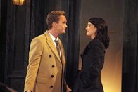 How I Met Your Mother – Als Robin (Cobie Smulders, r.) zögert, mit Nick Schluss zu machen, nimmt sich Barney (Neil Patrick Harris, l.) der Sache an ...