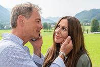Frühling – Tom Kleinke (Jan Sosniok) versucht Katja Baumann (Simone Thomalla) bei einem schwierigen beruflichen Fall zu helfen.