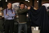 How I Met Your Mother – Ted (Josh Radnor, r.) findet den Entwurf seines Chefs (Bryan Cranston, l.) nicht gut, doch wie sagt man das, ohne Ärger zu bekommen?