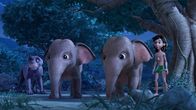 Das Dschungelbuch – Baghira, Mogli und die Elefantengeschwister Hita und Appu sind entsetzt, weil Shir Khan auftaucht.