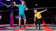 Checkerin Marina – Checkerin Marina (rechts) trifft Trampolinspringer Arvid und checkt mit ihm, warum wir Sprungkraft brauchen, um überhaupt abzuspringen.