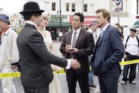 The Mentalist – Nachdem der Hollywood-Produzenten Felix Hanson tot aufgefunden wurde, beginnen die Ermittlungen. Patrick (Simon Baker, r.) und Kendall (Tim Kang, 2.v.r.) befragen am Set Charlie Chaplin (Ravil Isyanov, l.) und Marylin Monroe (Nicholle Tom, 2.v.l.). Doch werden sie weiterhelfen können?; Nachdem der Hollywood-Produzenten Felix Hanson tot aufgefunden wurde, beginnen die Ermittlungen. Patrick (Simon Baker, r.) und Kendall (Tim Kang, 2.v.r.) befragen am Set Charlie Chaplin (Ravil Isyanov, l.) und Marylin Monroe (Nicholle Tom, 2.v.l.). Doch werden sie weiterhelfen können?