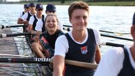 Checkerin Marina – Marina ist mit Julius und sieben anderen Ruderern im größten Ruderboot unterwegs.